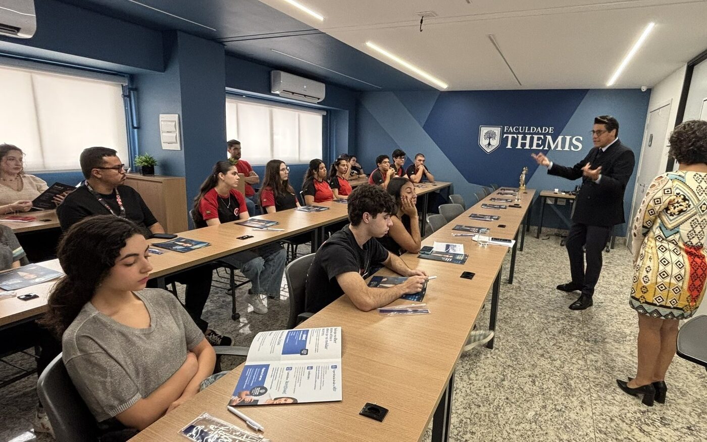 Sala de aula da Faculdade Themis com alunos e professor
